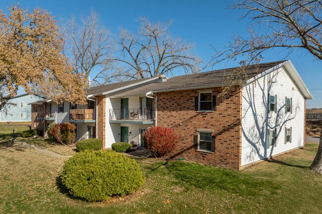 Coachlight Village Apartments in Madison, WI - Building Photo - Building Photo