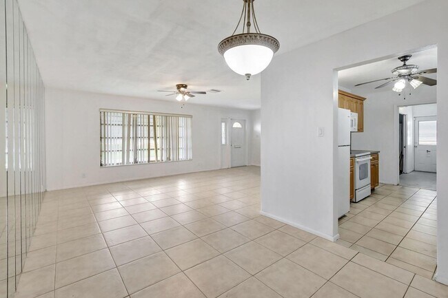 6707 NW 70th St, Unit 01-0324 in Tamarac, FL - Building Photo - Building Photo