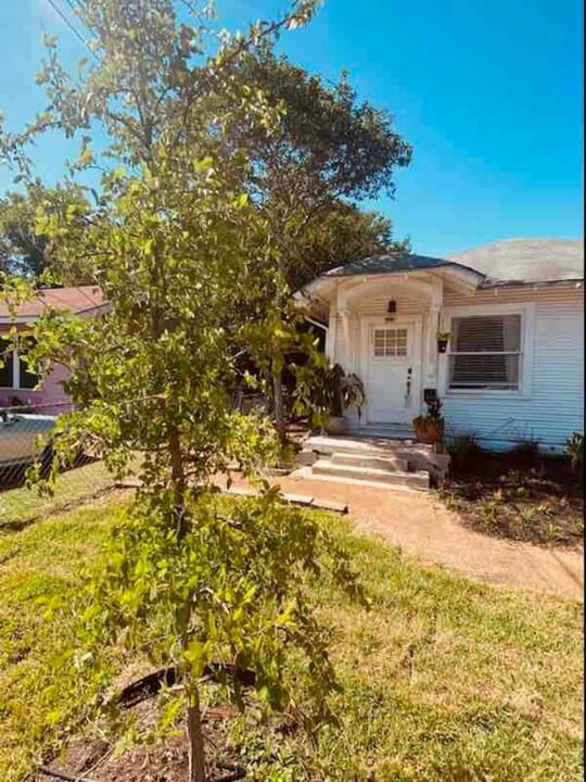 325 Hammond Ave in San Antonio, TX - Building Photo