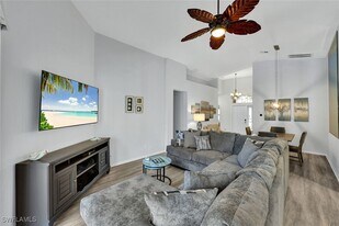 227 Glen Eagle Cir in Naples, FL - Building Photo