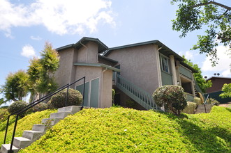 Rosewood Apartments in Fallbrook, CA - Foto de edificio - Building Photo