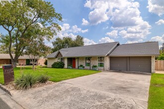 7107 Scenic Brook Dr in Austin, TX - Building Photo - Building Photo