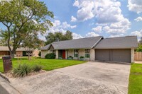 7107 Scenic Brook Dr in Austin, TX - Foto de edificio - Building Photo