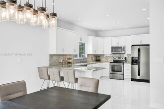 1102 Meadowlark Ave in Miami Springs, FL - Foto de edificio - Building Photo