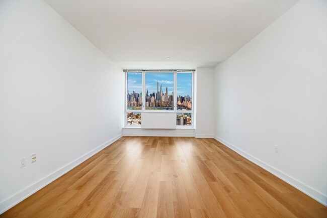 43-10 Crescent St, Unit 4008 in Queens, NY - Building Photo - Building Photo