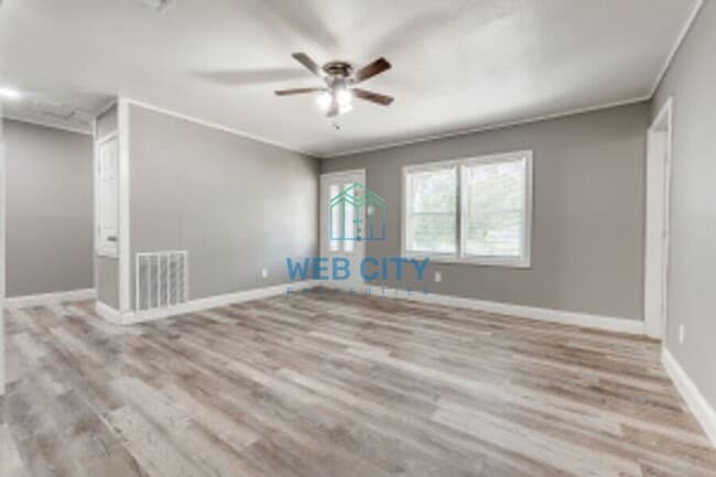 5880 Bluffman Dr in Dallas, TX - Building Photo - Building Photo