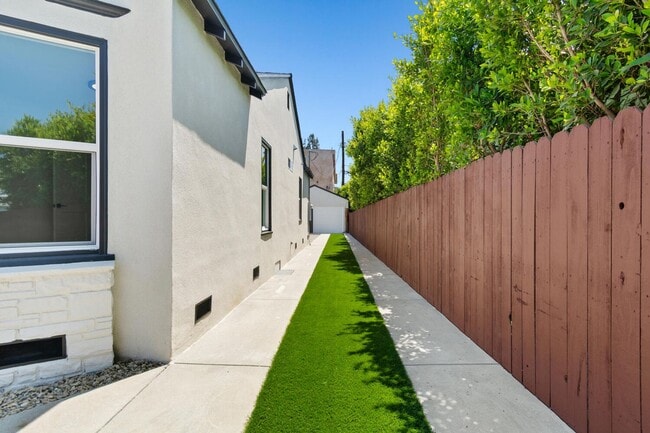 5554 Radford Ave in Los Angeles, CA - Building Photo - Building Photo