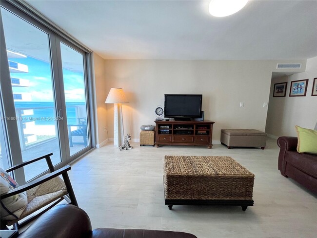 5701 Collins Ave, Unit 1117 in Miami Beach, FL - Building Photo - Building Photo