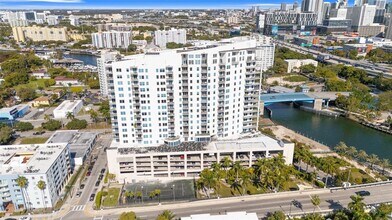10 SW South River Dr, Unit 0 in Miami, FL - Foto de edificio - Building Photo