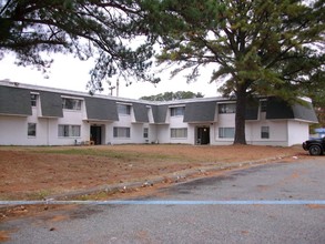 Autumn Court Apartments in Newport News, VA - Building Photo - Building Photo