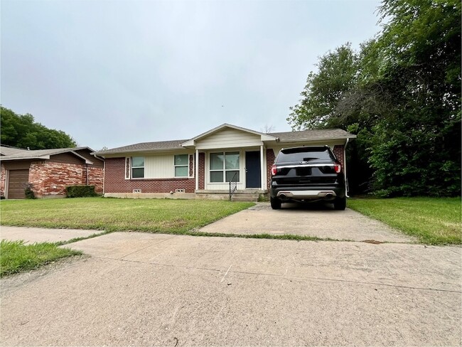 2005 Shawnee St in Denton, TX - Building Photo - Building Photo