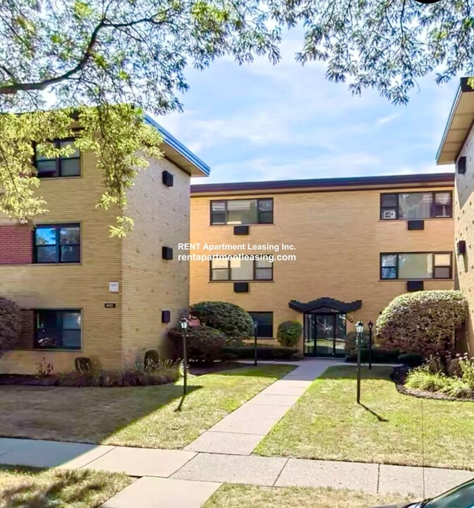 9016 Lamon Ave, Unit 2N in Skokie, IL - Foto de edificio