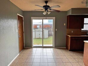 201 E Bois D Arc St in Henrietta, TX - Foto de edificio - Building Photo