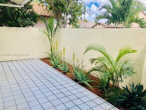1010 SW 99th Ave in Pembroke Pines, FL - Building Photo - Building Photo