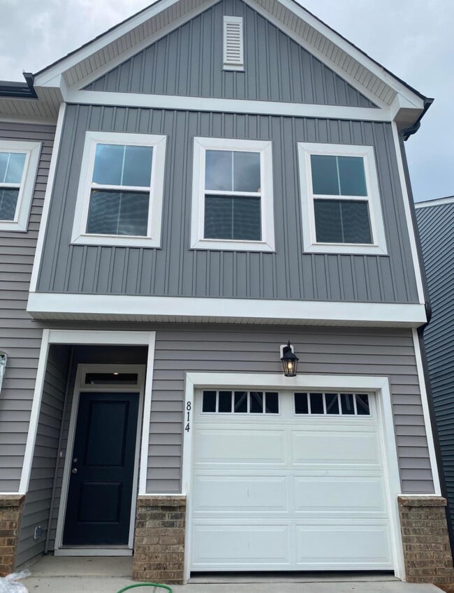 property at 814 Oak Center Dr