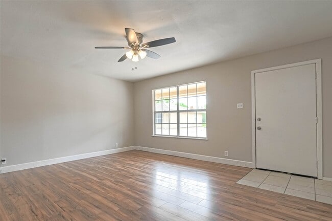 8430 Round Rock Dr, Unit 2 in Houston, TX - Building Photo - Building Photo