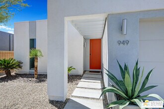 949 Bernardi Ln in Palm Springs, CA - Building Photo - Building Photo