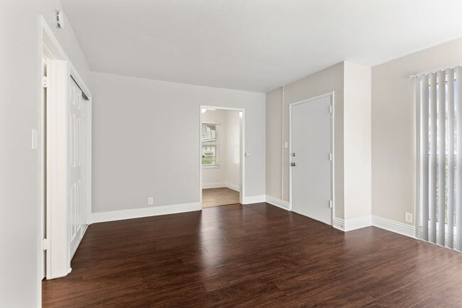201-209 E 12th Street in Long Beach, CA - Building Photo - Interior Photo