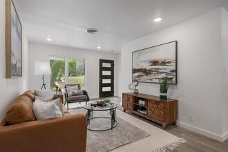 3300 Catalina Dr in Austin, TX - Building Photo - Building Photo