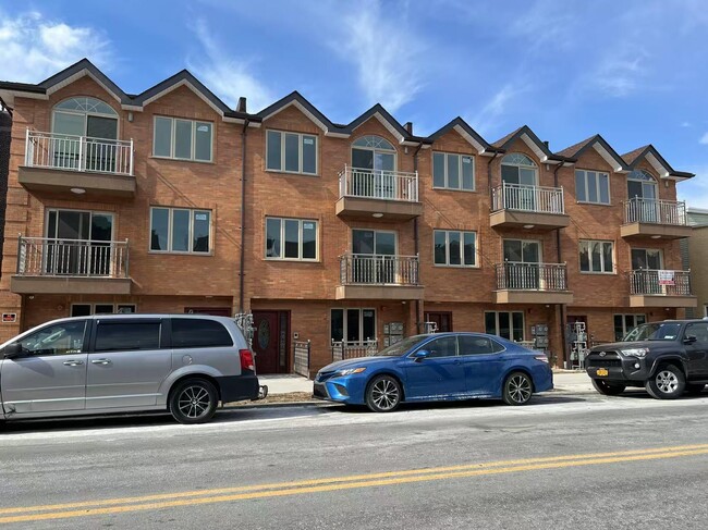 39-54 58th St-Unit -2FL in Queens, NY - Building Photo - Building Photo