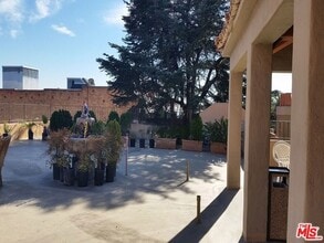 5640 Franklin Ave, Unit 2 in Los Angeles, CA - Building Photo - Building Photo