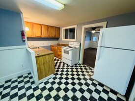 83 1st St, Unit Apt 3 in Swanton, VT - Building Photo