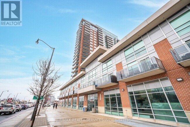 215 Queen St E in Brampton, ON - Building Photo - Building Photo