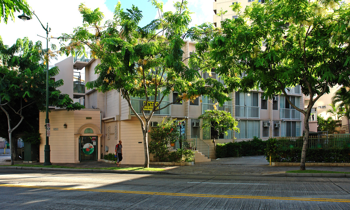 2406 Kuhio Ave in Honolulu, HI - Building Photo