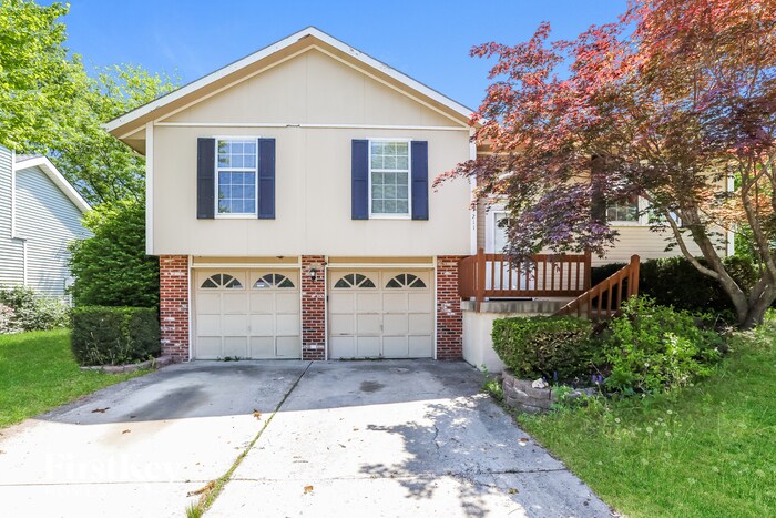 211 Apple Blossom Ln in Belton, MO - Building Photo