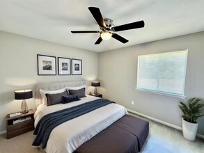 1401 Lazy Brook in Tallahassee, FL - Foto de edificio - Building Photo
