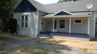241 N 3rd St in Woodburn, OR - Building Photo
