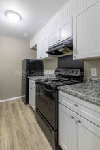 4592 W Kiest Blvd in Dallas, TX - Building Photo - Building Photo