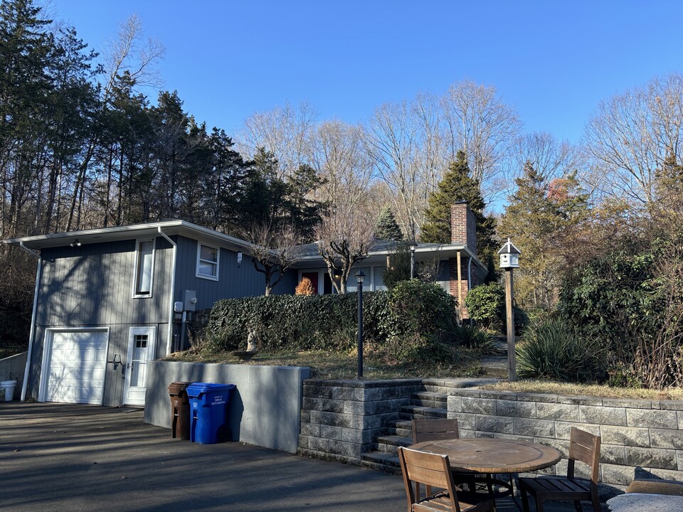 59 Linsley Lake Rd in North Branford, CT - Building Photo