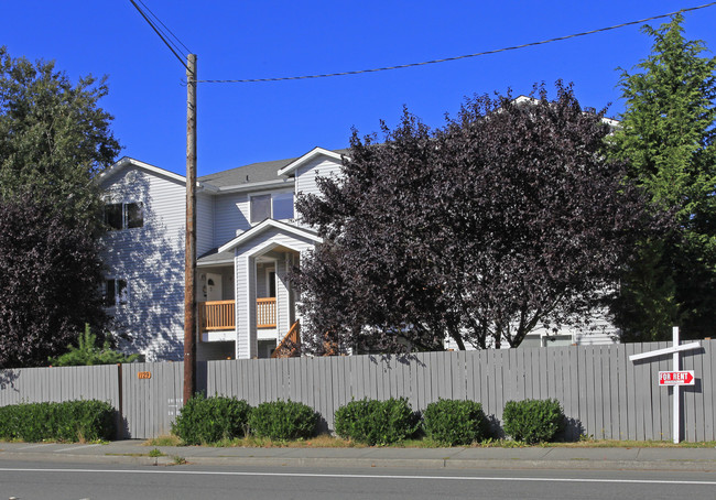 1129 W Casino Rd in Everett, WA - Building Photo - Building Photo