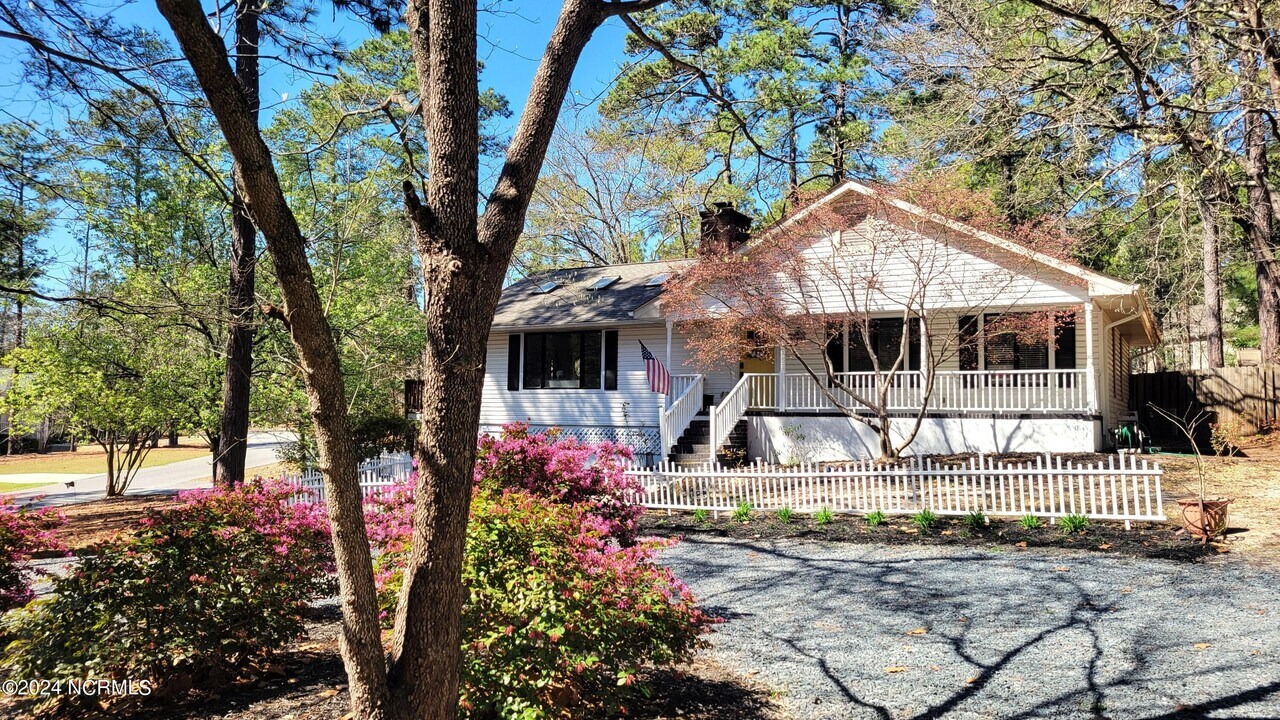 1720 Longleaf Dr E in Pinehurst, NC - Building Photo
