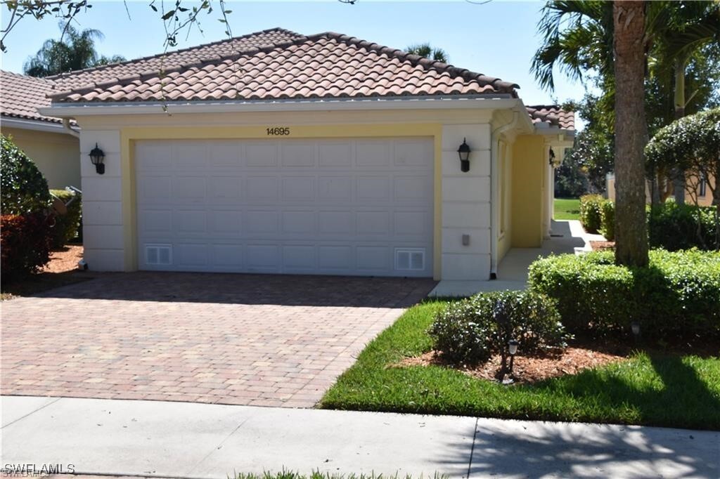 14695 Ferrara Ct in Bonita Springs, FL - Foto de edificio