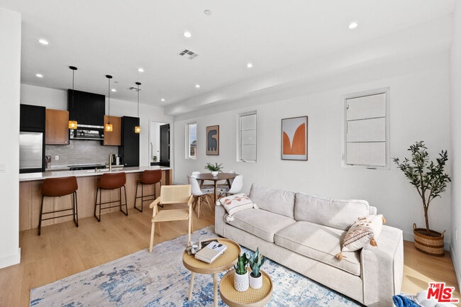 2324 S Dunsmuir Ave in Los Angeles, CA - Building Photo - Building Photo