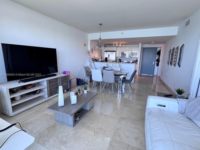 601 NE 36th St, Unit 1311 in Miami, FL - Foto de edificio - Building Photo