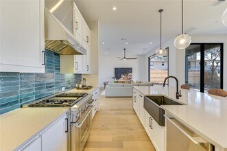 2401 Trailside Dr in Austin, TX - Foto de edificio - Building Photo