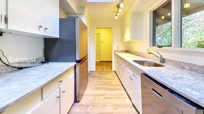 9039 SE 59th St in Mercer Island, WA - Building Photo - Building Photo