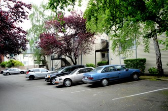 Woodview Apartments in Seattle, WA - Building Photo - Building Photo