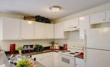 4930 Sugar Grove Blvd in Stafford, TX - Building Photo - Building Photo