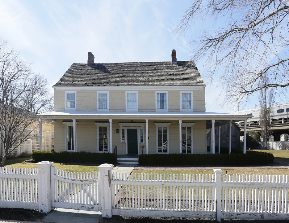 Conklin House Apartments in Babylon, NY - Building Photo