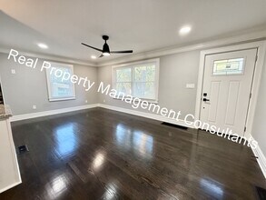 2334 S Hall Rd in Independence, MO - Foto de edificio - Building Photo