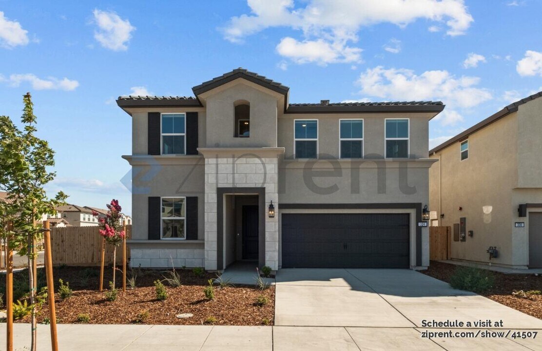 324 Monastery Dr in Lathrop, CA - Building Photo