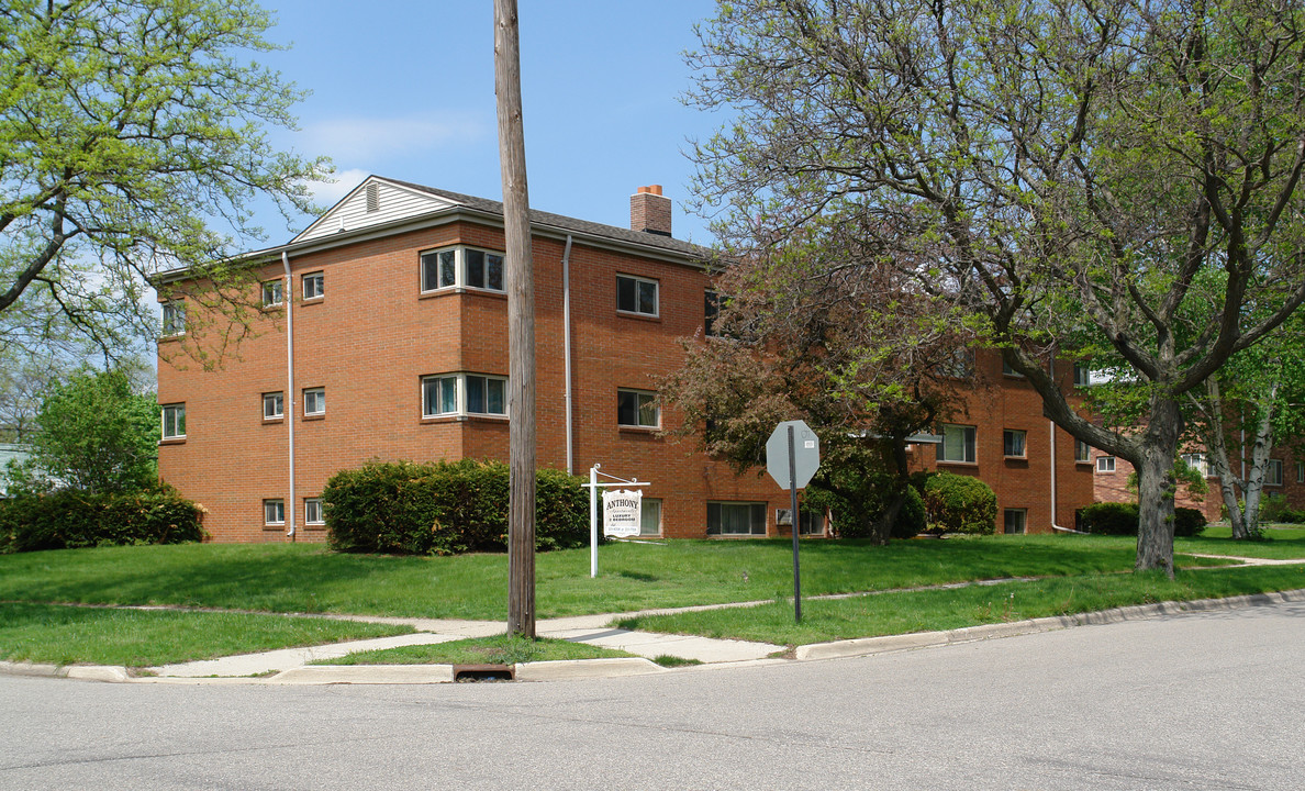 1207 Weber Dr in Lansing, MI - Foto de edificio