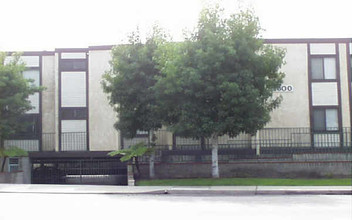 1500 E Wilson Ave in Glendale, CA - Foto de edificio - Building Photo