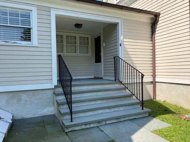 95 High St-Unit -# 4 in Huntington, NY - Building Photo - Building Photo