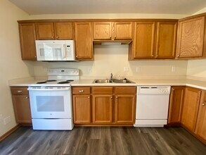 1720 W Jester Park Dr, Unit 1720 W Jester Park Drive in Polk City, IA - Foto de edificio - Building Photo