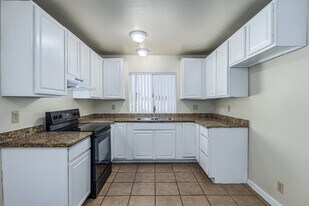 7853 State St in Huntington Park, CA - Building Photo
